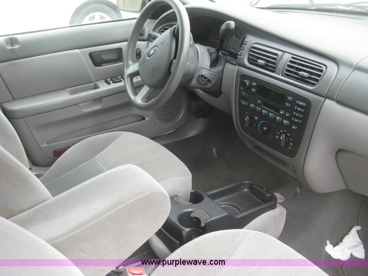 image for item H8738 2006 Ford Taurus SE