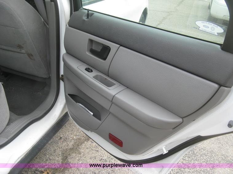 image for item H8738 2006 Ford Taurus SE