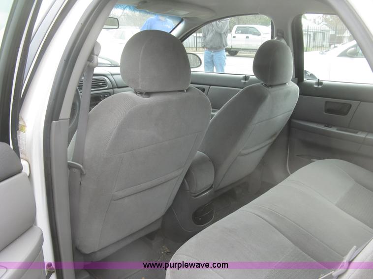 image for item H8738 2006 Ford Taurus SE