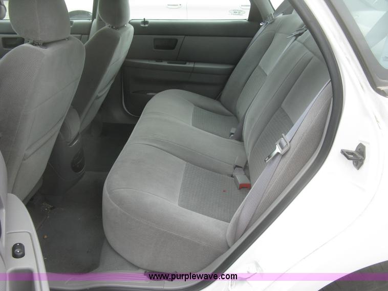 image for item H8738 2006 Ford Taurus SE