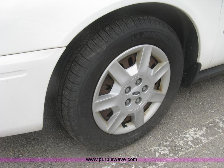 image for item H8738 2006 Ford Taurus SE