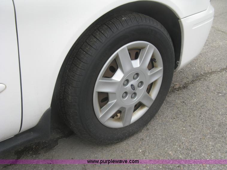 image for item H8738 2006 Ford Taurus SE