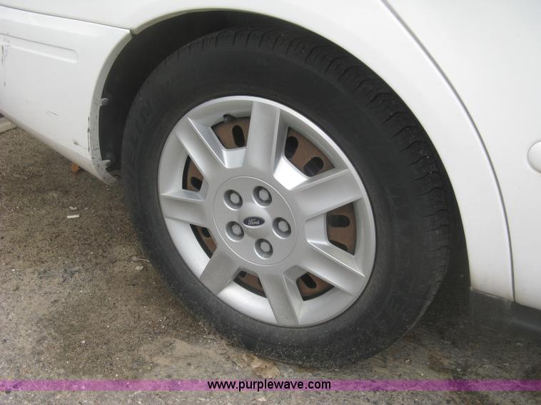 image for item H8738 2006 Ford Taurus SE