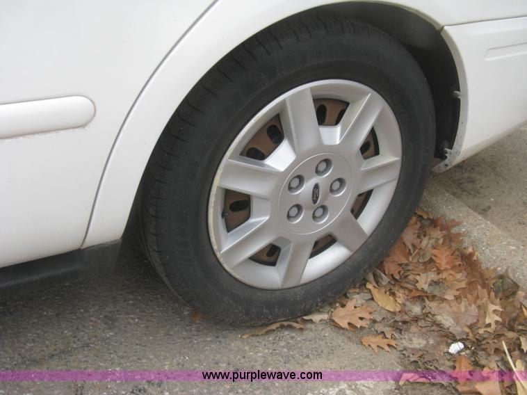 image for item H8738 2006 Ford Taurus SE