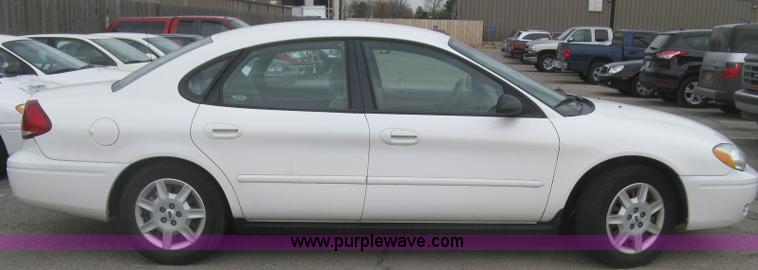 image for item H8740 2006 Ford Taurus SE