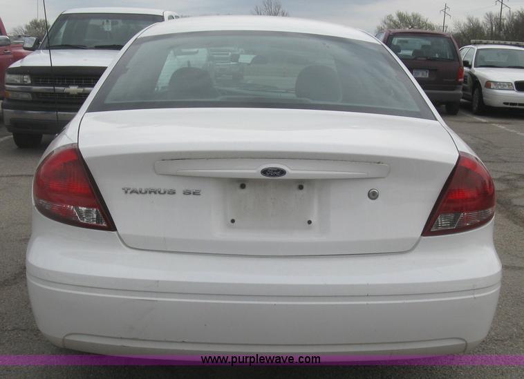 image for item H8740 2006 Ford Taurus SE