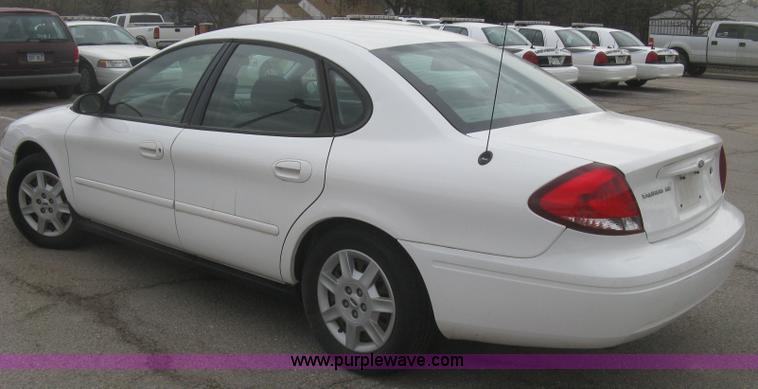 image for item H8740 2006 Ford Taurus SE