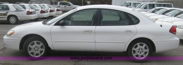 image for item H8740 2006 Ford Taurus SE