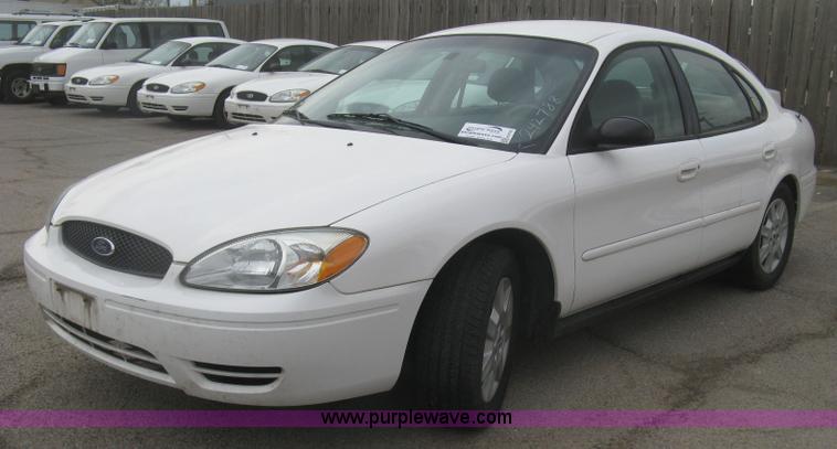 image for item H8740 2006 Ford Taurus SE