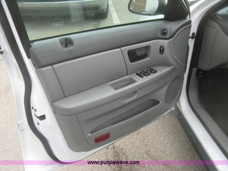 image for item H8740 2006 Ford Taurus SE