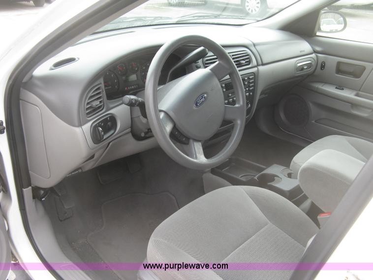 image for item H8740 2006 Ford Taurus SE