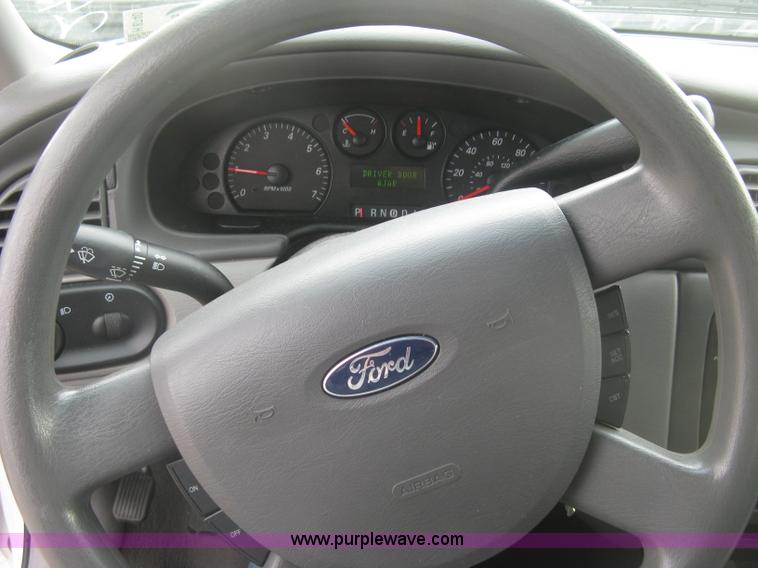 image for item H8740 2006 Ford Taurus SE
