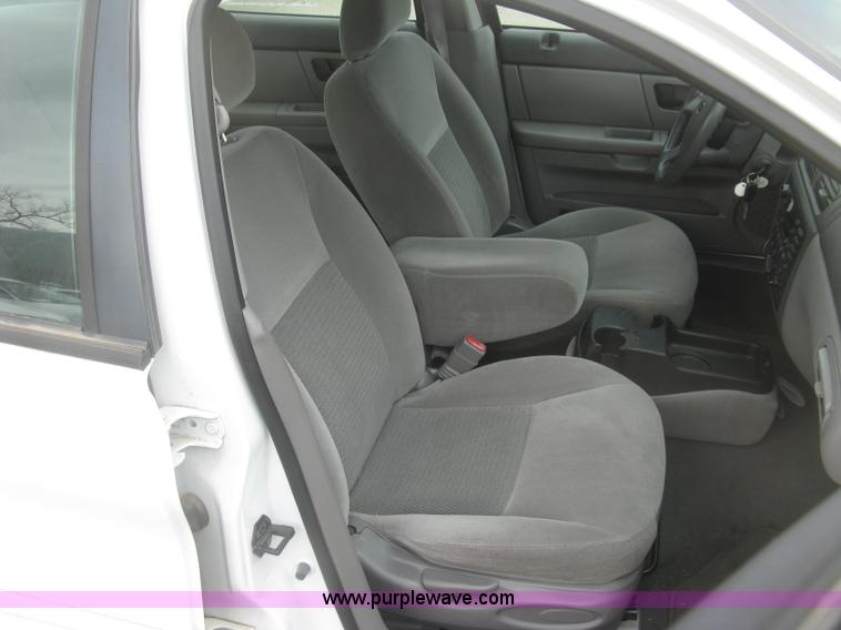 image for item H8740 2006 Ford Taurus SE