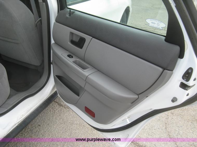 image for item H8740 2006 Ford Taurus SE