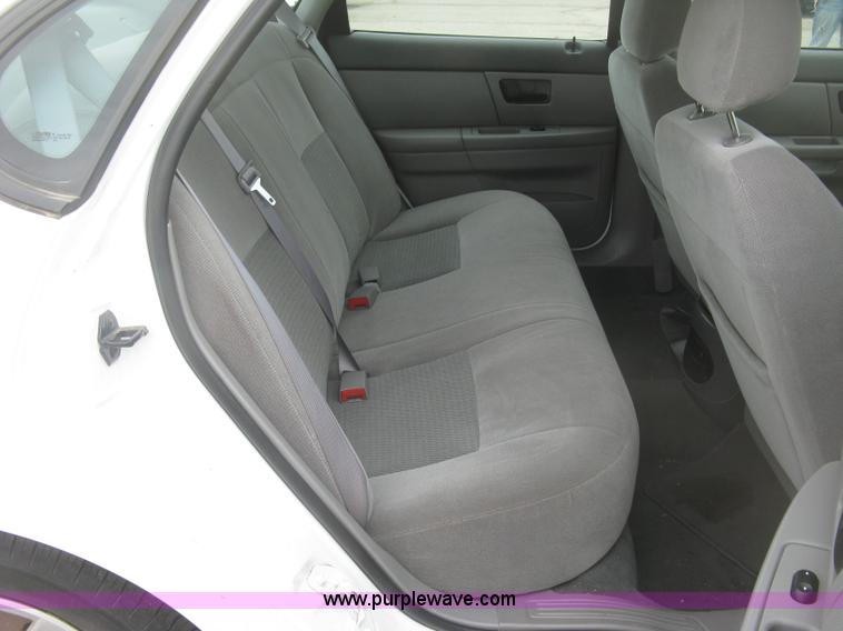 image for item H8740 2006 Ford Taurus SE