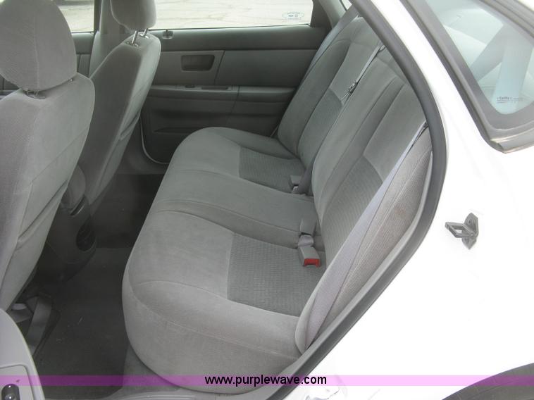 image for item H8740 2006 Ford Taurus SE