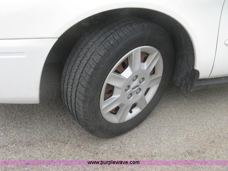 image for item H8740 2006 Ford Taurus SE