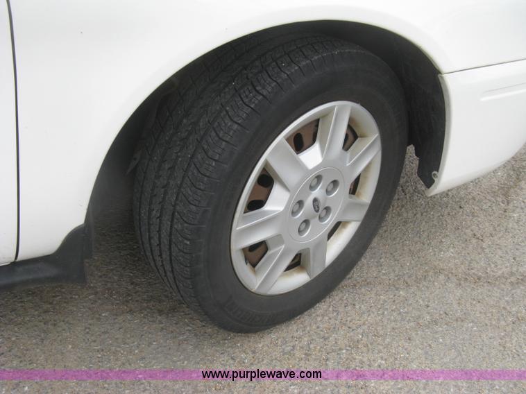 image for item H8740 2006 Ford Taurus SE