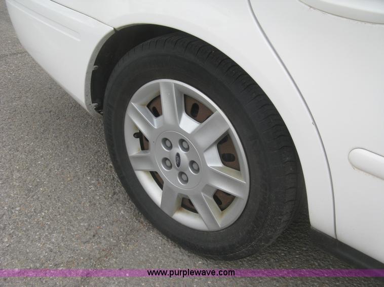 image for item H8740 2006 Ford Taurus SE
