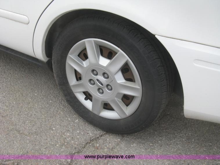 image for item H8740 2006 Ford Taurus SE