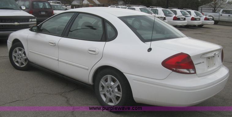 image for item H8741 2006 Ford Taurus SE