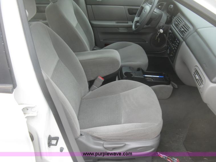 image for item H8741 2006 Ford Taurus SE