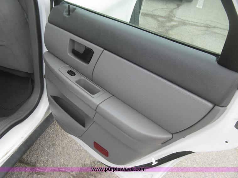 image for item H8741 2006 Ford Taurus SE