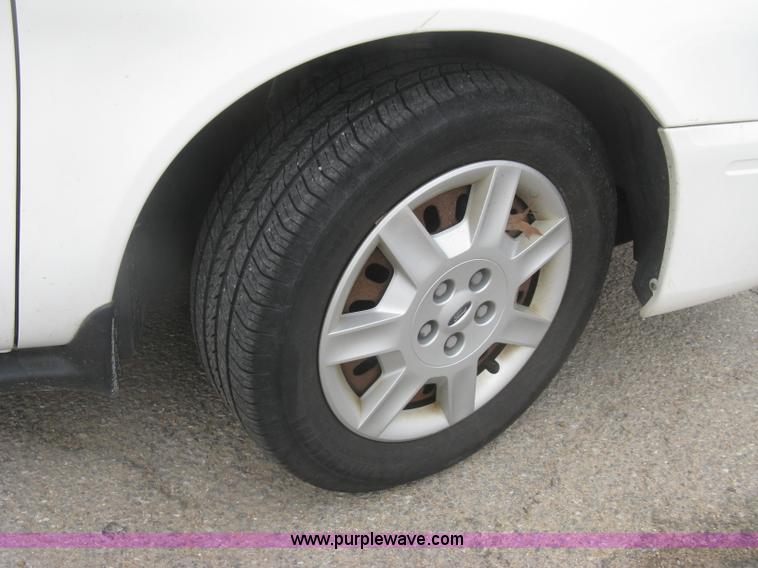 image for item H8741 2006 Ford Taurus SE