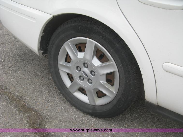 image for item H8741 2006 Ford Taurus SE