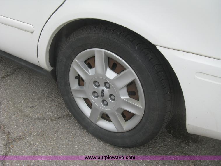 image for item H8741 2006 Ford Taurus SE