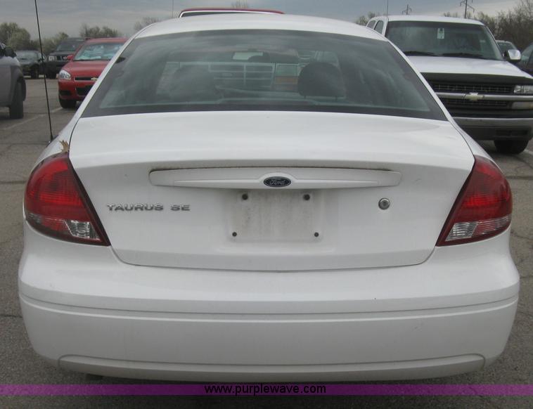 image for item H8742 2006 Ford Taurus SE