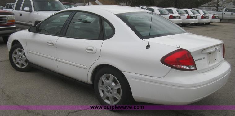 image for item H8742 2006 Ford Taurus SE