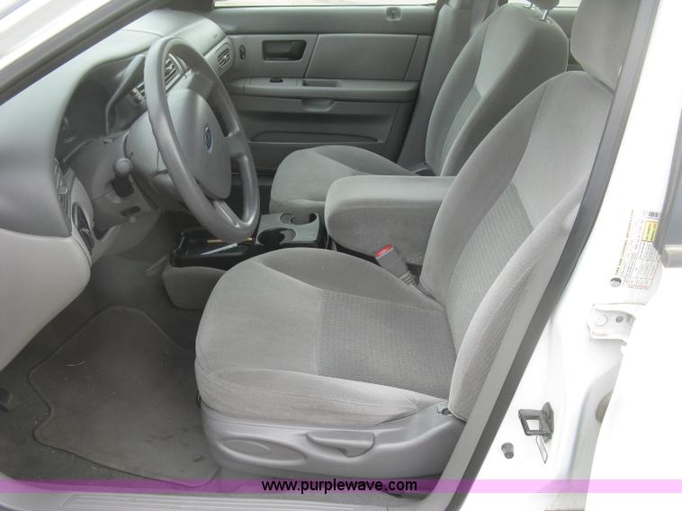 image for item H8742 2006 Ford Taurus SE