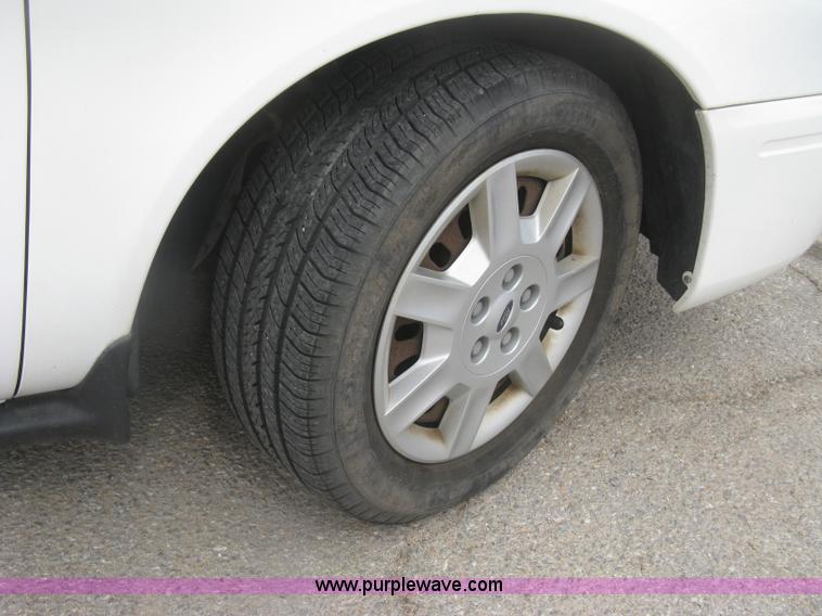 image for item H8742 2006 Ford Taurus SE