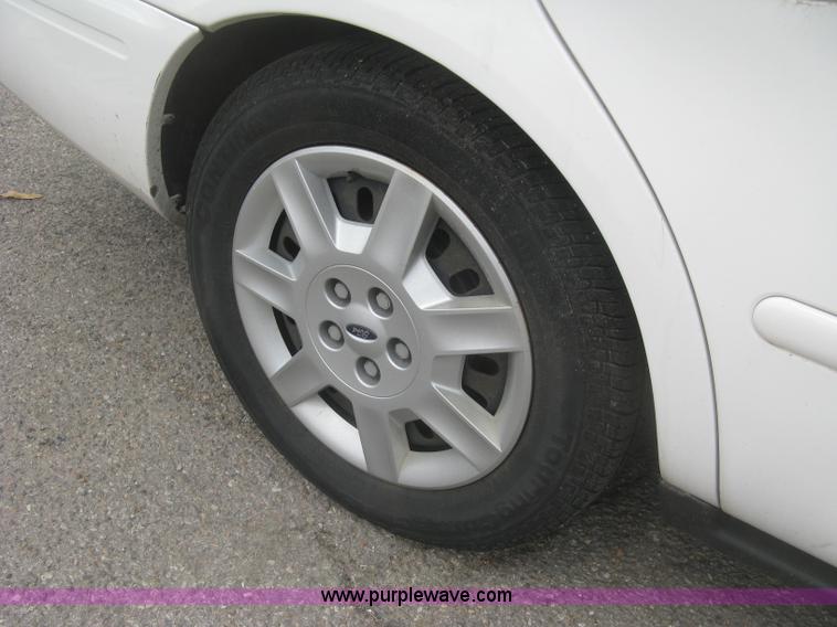 image for item H8742 2006 Ford Taurus SE