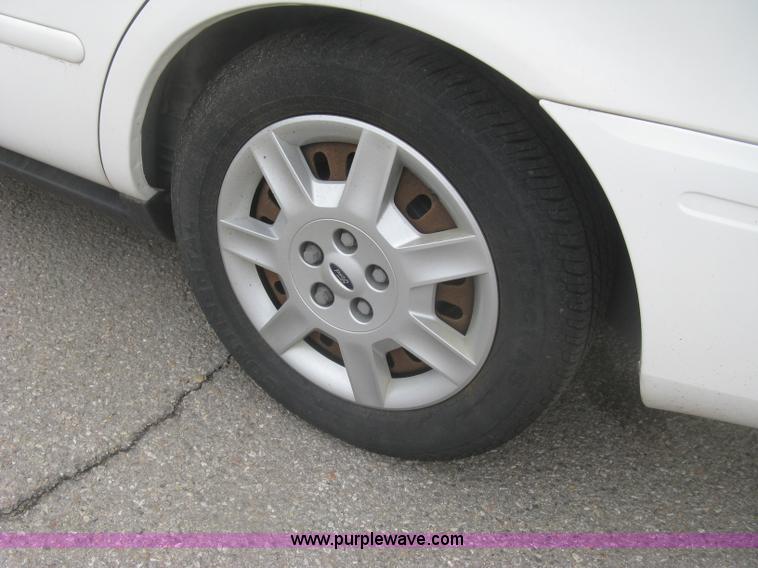 image for item H8742 2006 Ford Taurus SE