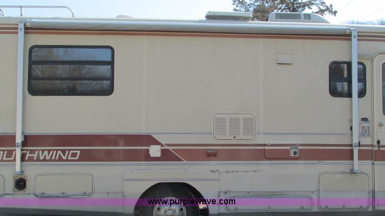 image for item I3062 1987 Chevrolet P30 Fleetwood/Southwind RV