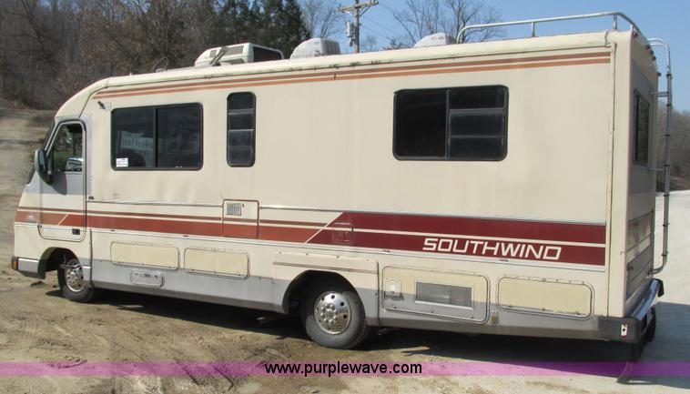 image for item I3062 1987 Chevrolet P30 Fleetwood/Southwind RV