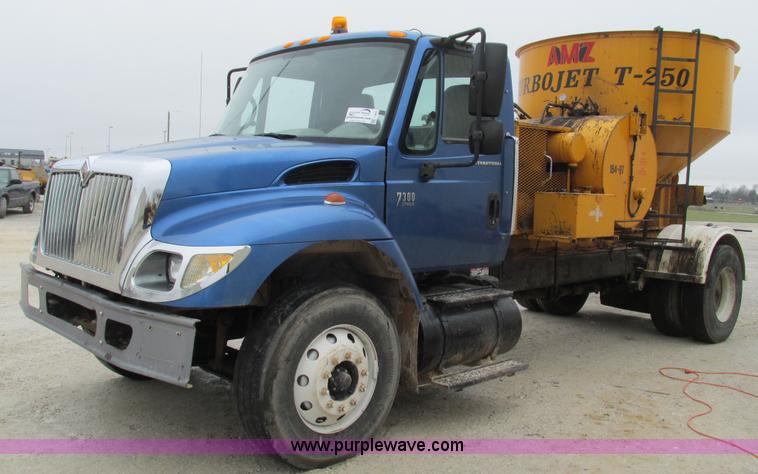 image for item I3069 2005 International 7300 truck cab and chassis