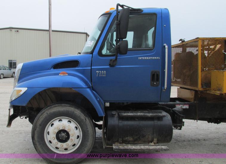 image for item I3069 2005 International 7300 truck cab and chassis