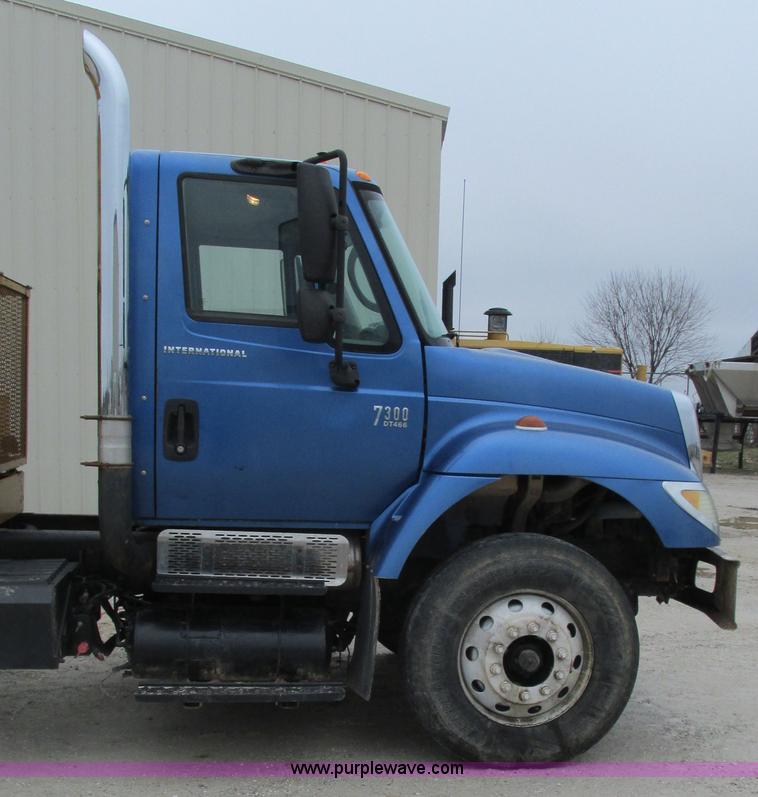 image for item I3069 2005 International 7300 truck cab and chassis