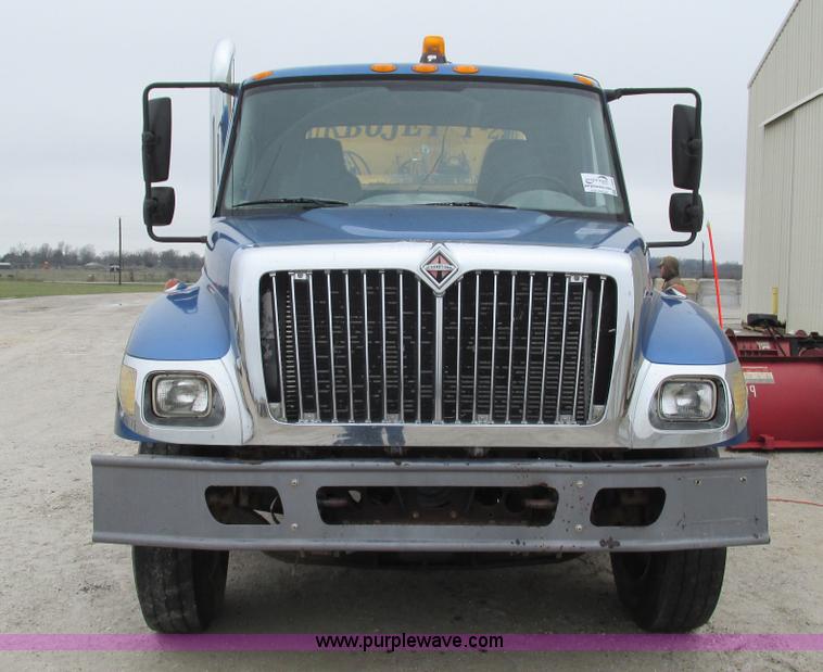 image for item I3069 2005 International 7300 truck cab and chassis