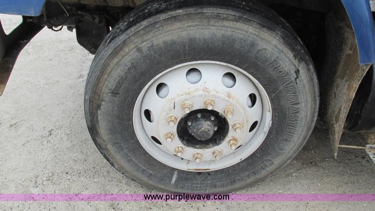 image for item I3069 2005 International 7300 truck cab and chassis