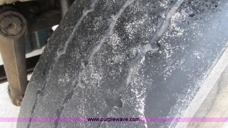 image for item I3069 2005 International 7300 truck cab and chassis