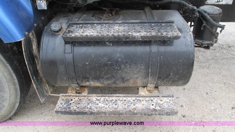 image for item I3069 2005 International 7300 truck cab and chassis