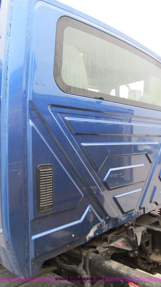 image for item I3069 2005 International 7300 truck cab and chassis