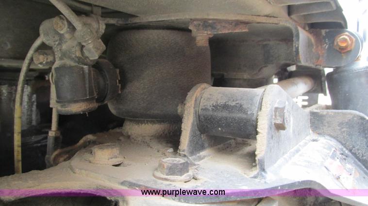 image for item I3069 2005 International 7300 truck cab and chassis