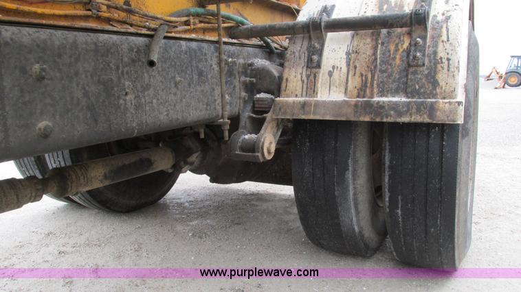 image for item I3069 2005 International 7300 truck cab and chassis