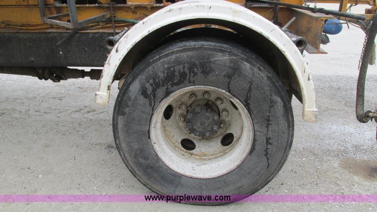 image for item I3069 2005 International 7300 truck cab and chassis