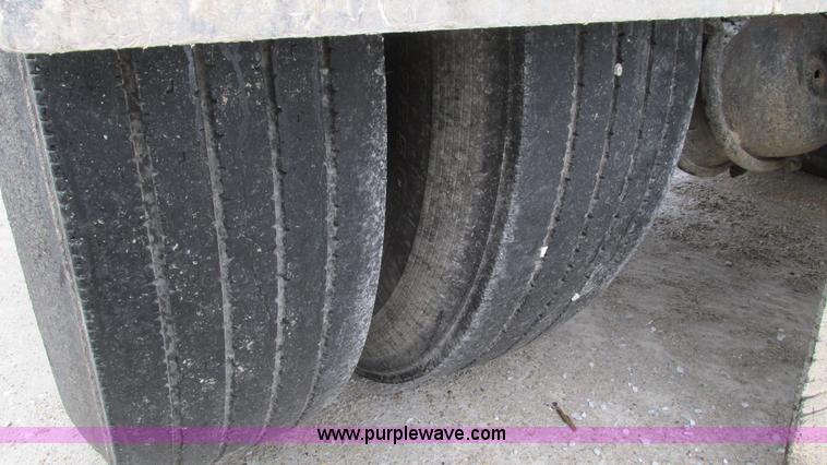 image for item I3069 2005 International 7300 truck cab and chassis